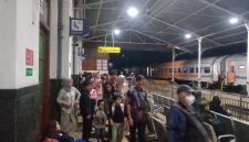 Perjalanan KA Siliwangi tertahan akibat genangan air di petak jalan Cianjur - Cibeber .