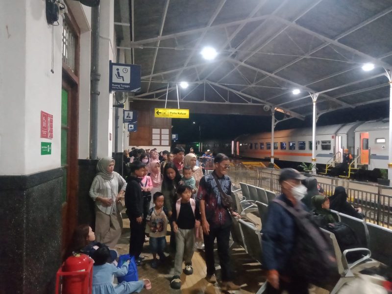 Perjalanan KA Siliwangi tertahan akibat genangan air di petak jalan Cianjur - Cibeber .
