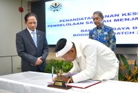 Gubernur Jabar Dedi Mulyadi bersama sejumlah bupati dan wali kota di Jabar melakukan Penandatanganan Kesepakatan Bersama tentang Penanganan Sampah Perkotaan Melalui
PSEL di Menara Selatan, Plaza Kuningan, Jl. H.R. Rasuna Said
Kav. C11-14, Karet Kuningan, Setiabudi, Jakarta Selatan, Selasa (7/4/2026).