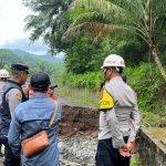Tim SAR Kompi 1 Batalyon D Pelopor Satbrimob Polda Jabar bersama BPBD Garut Tinjau Jembatan Putus yang Menghubungkan 2 Desa di Pakenjeng