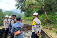 Tim SAR Kompi 1 Batalyon D Pelopor Satbrimob Polda Jabar yang dipimpin Danton 2 bersama BPBD Garut langsung menuju lokasi jembatan sungai Cisarungga yang ambrol,pada Kamis (9/4/2026).