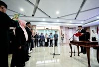 Wakil Gubernur Jawa Barat Erwan Setiawan melantik 39 anggota Badan Penyelesaian Sengketa Konsumen (BPSK) Provinsi Jabar periode tahun 2026-2031, di Aula Agus Gustiar Dinas Perindustrian dan Perdagangan Jabar Jalan Asia Afrika No 146 Kota Bandung, Kamis (9/4/2026).
