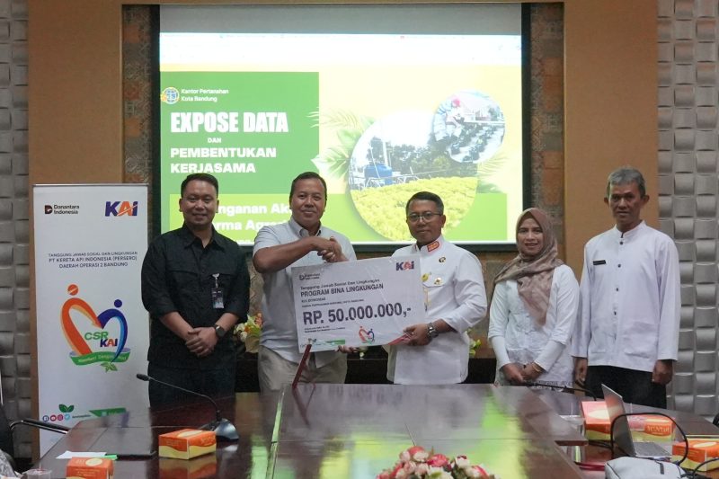 KAI Daop 2 Bandung salurkan TJSL lebih dari Rp1,1 miliar di tahun 2025.