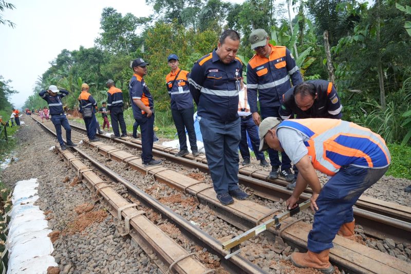 Penanganan gogosan jalur KA Cibeber - Lampegan selesai, perjalanan KA Siliwangi kembali normal.
