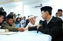 Gubernur Jawa Barat Dedi Mulyadi menghadiri poses pernikahan massal sederhana di KUA Pusaka, Kecamatan Bojongsari, Kota Depok, Selasa (21/4/2026). 