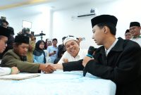 Gubernur Jawa Barat Dedi Mulyadi menghadiri poses pernikahan massal sederhana di KUA Pusaka, Kecamatan Bojongsari, Kota Depok, Selasa (21/4/2026). 