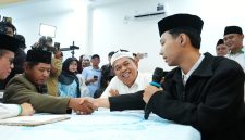 Gubernur Jawa Barat Dedi Mulyadi menghadiri poses pernikahan massal sederhana di KUA Pusaka, Kecamatan Bojongsari, Kota Depok, Selasa (21/4/2026). 