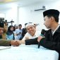 Gubernur Jawa Barat Dedi Mulyadi menghadiri poses pernikahan massal sederhana di KUA Pusaka, Kecamatan Bojongsari, Kota Depok, Selasa (21/4/2026). 