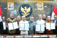 Gubernur Jawa Barat Dedi Mulyadi resmi menandatangani perjanjian kerja sama pengelolaan sampah untuk wilayah Bogor Raya dengan Badan Usaha Pengembang dan Pengelola (BUPP) Pengolahan Sampah Menjadi Energi Listrik (PSEL) PT Weiming Nusantara Bogor New Energi di kantor Kemenko Pangan, Jakarta, Selasa (21/4/2026).