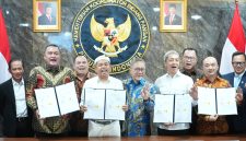 Gubernur Jawa Barat Dedi Mulyadi resmi menandatangani perjanjian kerja sama pengelolaan sampah untuk wilayah Bogor Raya dengan Badan Usaha Pengembang dan Pengelola (BUPP) Pengolahan Sampah Menjadi Energi Listrik (PSEL) PT Weiming Nusantara Bogor New Energi di kantor Kemenko Pangan, Jakarta, Selasa (21/4/2026).