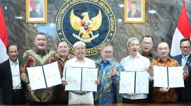 Gubernur Jawa Barat Dedi Mulyadi resmi menandatangani perjanjian kerja sama pengelolaan sampah untuk wilayah Bogor Raya dengan Badan Usaha Pengembang dan Pengelola (BUPP) Pengolahan Sampah Menjadi Energi Listrik (PSEL) PT Weiming Nusantara Bogor New Energi di kantor Kemenko Pangan, Jakarta, Selasa (21/4/2026).