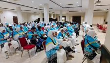 Sebanyak 440 calon jemaah haji kloter pertama asal Kota Bandung, Jawa Barat, mulai diberangkatkan ke Asrama Haji KJT Indramayu pada Rabu 22 April 2026 pagi.