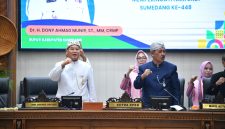 Dalam Rapat Paripurna DPRD Kabupaten Sumedang yang digelar di Ruang Rapat Paripurna DPRD, Rabu (22/4/2026), Wakil Gubernur Jawa Barat Erwan Setiawan menegaskan pentingnya tata kelola pemerintahan yang aman, terencana, dan berorientasi pada kesejahteraan masyarakat.