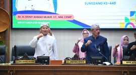 Dalam Rapat Paripurna DPRD Kabupaten Sumedang yang digelar di Ruang Rapat Paripurna DPRD, Rabu (22/4/2026), Wakil Gubernur Jawa Barat Erwan Setiawan menegaskan pentingnya tata kelola pemerintahan yang aman, terencana, dan berorientasi pada kesejahteraan masyarakat.