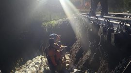 Hujan deras yang mengguyur wilayah Kabupaten Cianjur pada Rabu (22/4) menyebabkan  petak jalan Cibeber–Lampegan, tepatnya di KM 73+9/0, kembali terjadinya penggerusan (gogosan) pada jalur rel yang saat ini masih dalam tahap perbaikan.