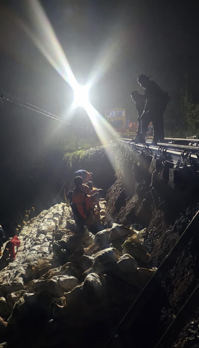 Hujan deras yang mengguyur wilayah Kabupaten Cianjur pada Rabu (22/4) menyebabkan  petak jalan Cibeber–Lampegan, tepatnya di KM 73+9/0, kembali terjadinya penggerusan (gogosan) pada jalur rel yang saat ini masih dalam tahap perbaikan.