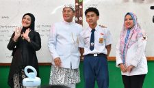 Terharu dan bangga melihat semangat Ihsan, Wagub Jabar jamin sekolahnya tetap berlanjut.