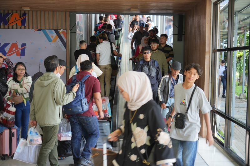 KAI Daop 2 Bandung sampaikan duka cita dan permohonan maaf atas insiden operasional di Bekasi Timur, beberapa perjalanan KA Parahyangan terdampak.