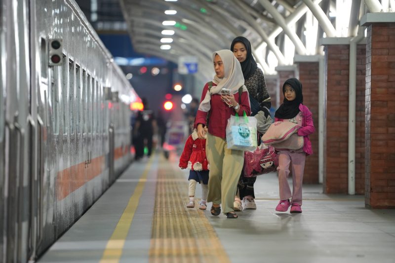 PT KAI Daop 2 Bandung siapkan 27 perjalanan KA selama periode libur panjang Hari Buruh Internasional.