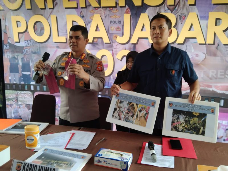 Direktorat Reserse Kriminal Khusus (Ditkrimsus) Polda Jawa Barat mengungkap praktik tambang dan pengolahan emas ilegal di Bukit Pongkor Kecamatan Nanggung dan Kecamatan Leuwiliang kabupaten Bogor.