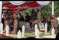 Panglima TNI, Jenderal TNI Agus Subyanto menjadi inspektur upacara dalam prosesi pemakaman Mayor Zulmi Aditya yang digelar secara militer di TMP Cikutra,Kota Bandung, Minggu (5/4/2026).