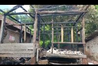 Kebakaran menghanguskan sebuah rumah panggung berukuran 6 x 5 meter di kampung Banen, Desa Limbangan Timur, Kecamatan Blubur Limbangan, Kabupaten Garut, Selasa (7/4/2026) .