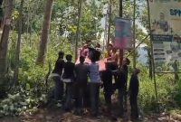 Seorang pria dilaporkan meninggal dunia akibat tersengat aliran listrik saat melakukan penebangan pohon di Kampung Pasirastana, Desa Pasirwaru, Kecamatan Blubur Limbangan, Kabupaten Garut, Selasa (14/4/2026).