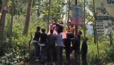 Seorang pria dilaporkan meninggal dunia akibat tersengat aliran listrik saat melakukan penebangan pohon di Kampung Pasirastana, Desa Pasirwaru, Kecamatan Blubur Limbangan, Kabupaten Garut, Selasa (14/4/2026).