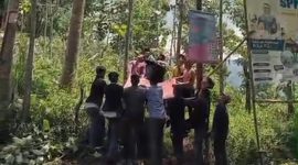 Seorang pria dilaporkan meninggal dunia akibat tersengat aliran listrik saat melakukan penebangan pohon di Kampung Pasirastana, Desa Pasirwaru, Kecamatan Blubur Limbangan, Kabupaten Garut, Selasa (14/4/2026).