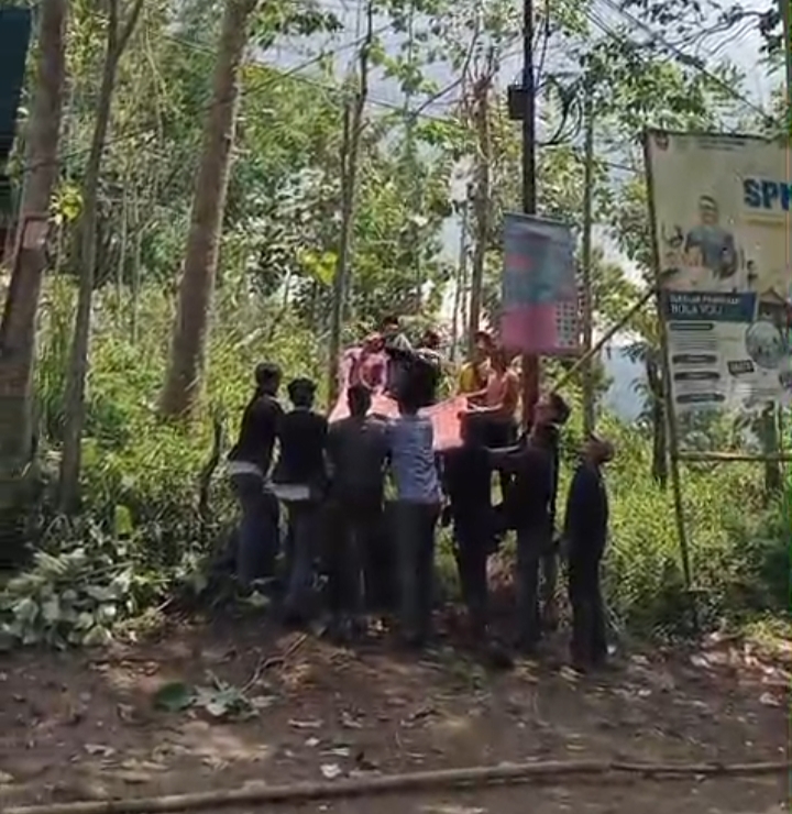 Seorang pria dilaporkan meninggal dunia akibat tersengat aliran listrik saat melakukan penebangan pohon di Kampung Pasirastana, Desa Pasirwaru, Kecamatan Blubur Limbangan, Kabupaten Garut, Selasa (14/4/2026).