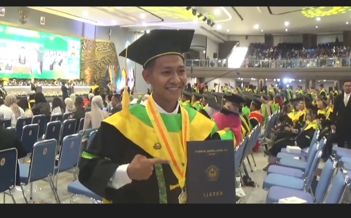 Gelandang Persib Bandung Bechkam Putra raih gelar Sarjana di Universitas Jenderal Achmad.