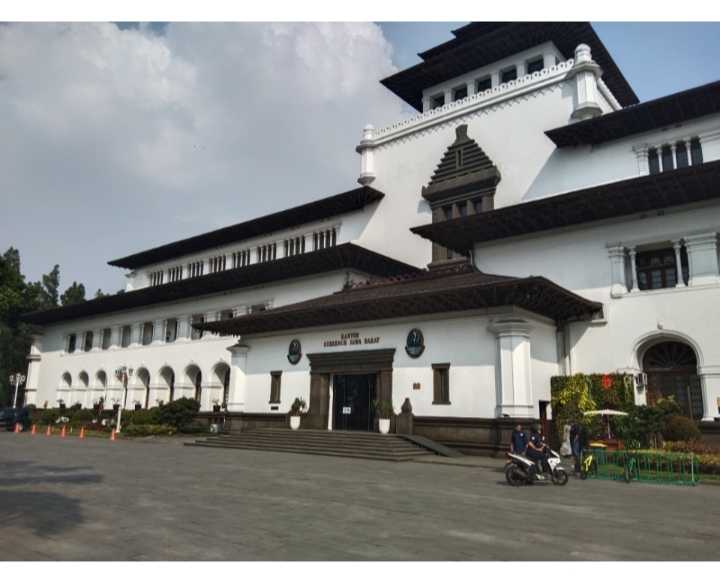 Gedung Sate, Kantor Pemerintahan Provinsi Jawa Barat.