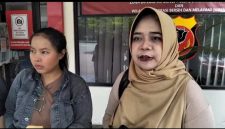 Didampingi kuasa hukumnya, Nina Saleha ibu bayi yang nyaris tertukar di RSHS Bandung beberapa waktu lalu mendatangi Sentra Pelayanan Kepolisian Terpadu (SPKT) Polda Jabar untuk melaporkan pihak RSHS Bandung, pada Jumat siang (17/4/2026).