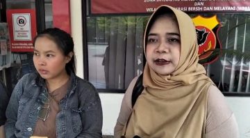 Didampingi kuasa hukumnya, Nina Saleha ibu bayi yang nyaris tertukar di RSHS Bandung beberapa waktu lalu mendatangi Sentra Pelayanan Kepolisian Terpadu (SPKT) Polda Jabar untuk melaporkan pihak RSHS Bandung, pada Jumat siang (17/4/2026).