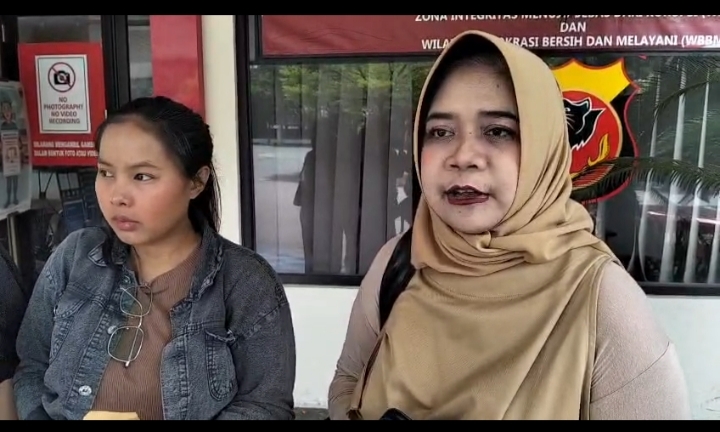 Didampingi kuasa hukumnya, Nina Saleha ibu bayi yang nyaris tertukar di RSHS Bandung beberapa waktu lalu mendatangi Sentra Pelayanan Kepolisian Terpadu (SPKT) Polda Jabar untuk melaporkan pihak RSHS Bandung, pada Jumat siang (17/4/2026).