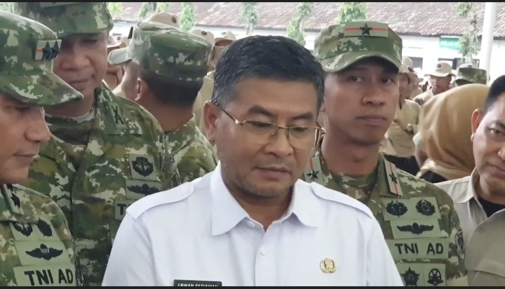Wakil Gubernur Jawa Barat,Erwan saat menghadiri pembukaan Kegiatan Siliwangi Santri Camp (SSC) Jabar - Banten, Jumat (17/4/2026).