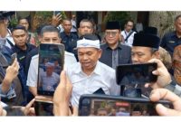 Gubernur Jawa Barat, Dedi Mulyadi saat diwawancara awak media.