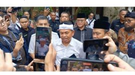 Gubernur Jawa Barat, Dedi Mulyadi saat diwawancara awak media.