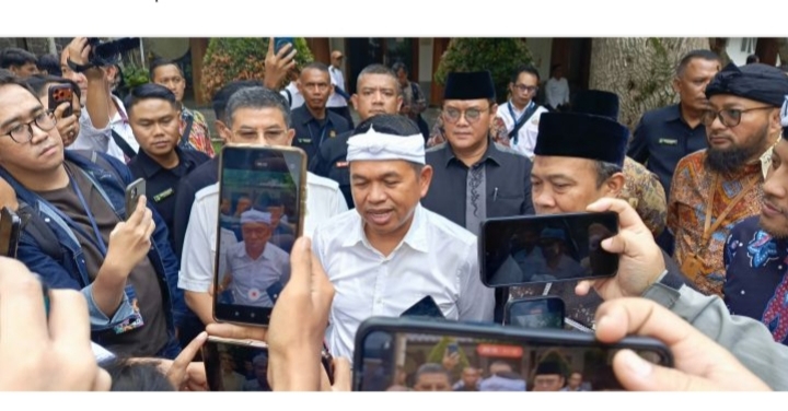 Gubernur Jawa Barat, Dedi Mulyadi saat diwawancara awak media.