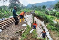 Perbaikan gogosan dikebut, KAI Daop 2 Bandung targetkan esok hari operasional KA Siliwangi kembali normal.