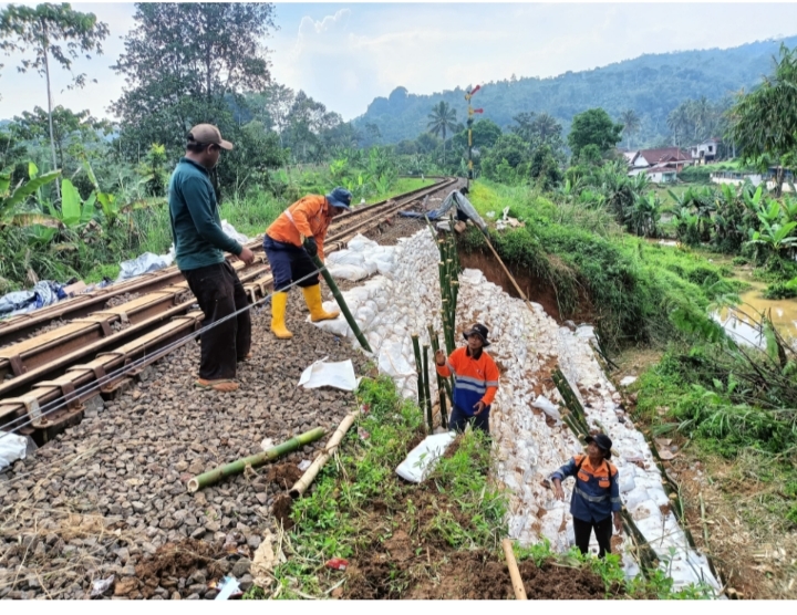 Perbaikan gogosan dikebut, KAI Daop 2 Bandung targetkan esok hari operasional KA Siliwangi kembali normal.