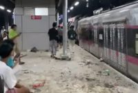 Pemerintah Provinsi Jawa Barat akan menanggung seluruh biaya perawatan rumah sakit korban kecelakaan antara KA Argo Bromo Anggrek dan KRL Commuter Line yang terjadi di Stasiun Bekasi Timur, Senin (27/4/2026) malam.