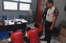 Kepala Kesatuan Pengamanan Lapas Narkotika Kelas IIA Bandung Diaz Arthur saat menunjukan warga binaan yang menerima paket narkoba