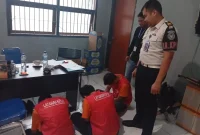 Kepala Kesatuan Pengamanan Lapas Narkotika Kelas IIA Bandung Diaz Arthur saat menunjukan warga binaan yang menerima paket narkoba