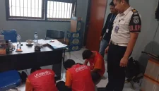 Kepala Kesatuan Pengamanan Lapas Narkotika Kelas IIA Bandung Diaz Arthur saat menunjukan warga binaan yang menerima paket narkoba