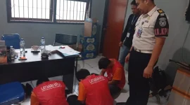 Kepala Kesatuan Pengamanan Lapas Narkotika Kelas IIA Bandung Diaz Arthur saat menunjukan warga binaan yang menerima paket narkoba