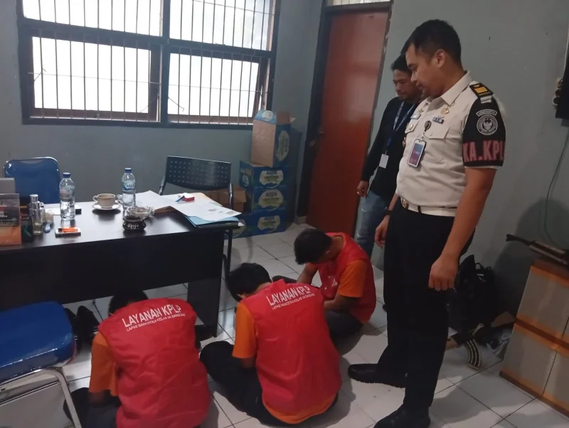 Kepala Kesatuan Pengamanan Lapas Narkotika Kelas IIA Bandung Diaz Arthur saat menunjukan warga binaan yang menerima paket narkoba