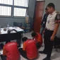 Kepala Kesatuan Pengamanan Lapas Narkotika Kelas IIA Bandung Diaz Arthur saat menunjukan warga binaan yang menerima paket narkoba
