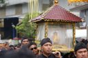 Arak-arakan Mahkota Binokasih menjadi salah satu pertunjukkan yang dapat disaksikan masyarakat dalam Kirab Mahkota Binokasih di Kabupaten Sumedang.