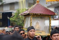 Arak-arakan Mahkota Binokasih menjadi salah satu pertunjukkan yang dapat disaksikan masyarakat dalam Kirab Mahkota Binokasih di Kabupaten Sumedang.